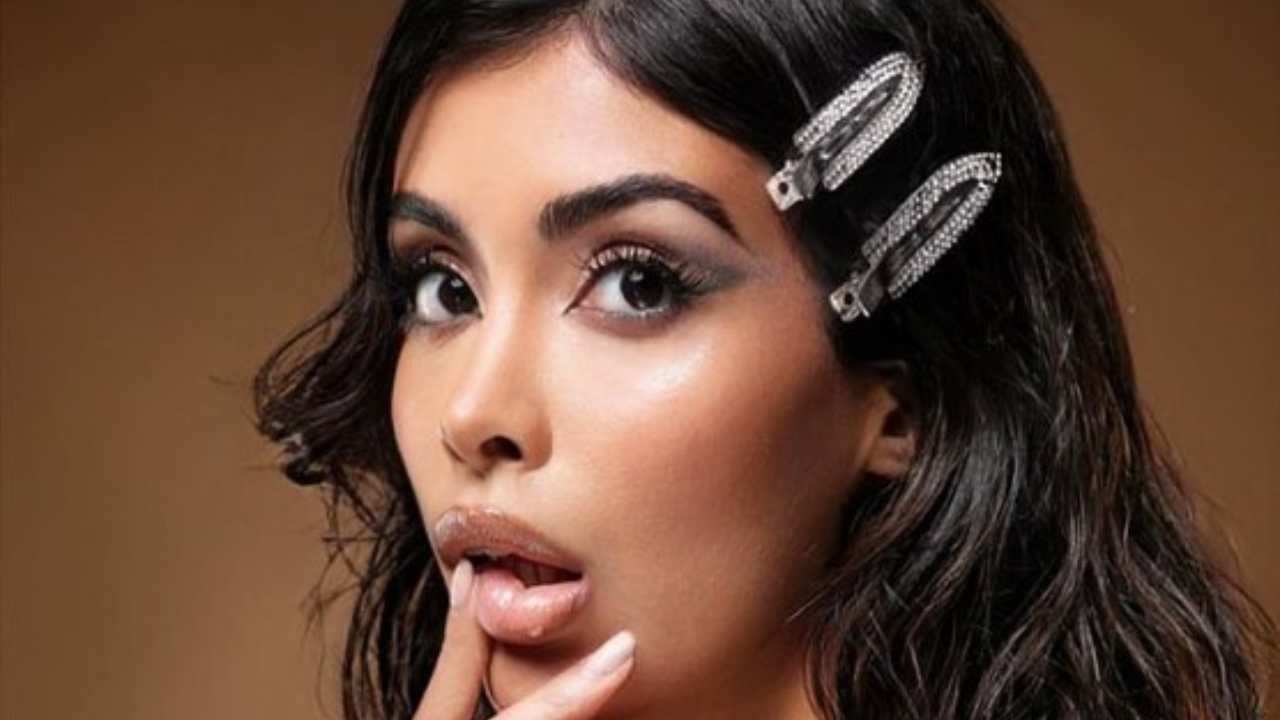 Ahlam El Brinis, la scalinata si fa bollente: il vestitino non copre nulla Ahlam El Brinis, la scalinata si fa bollente: il vestitino non copre nulla