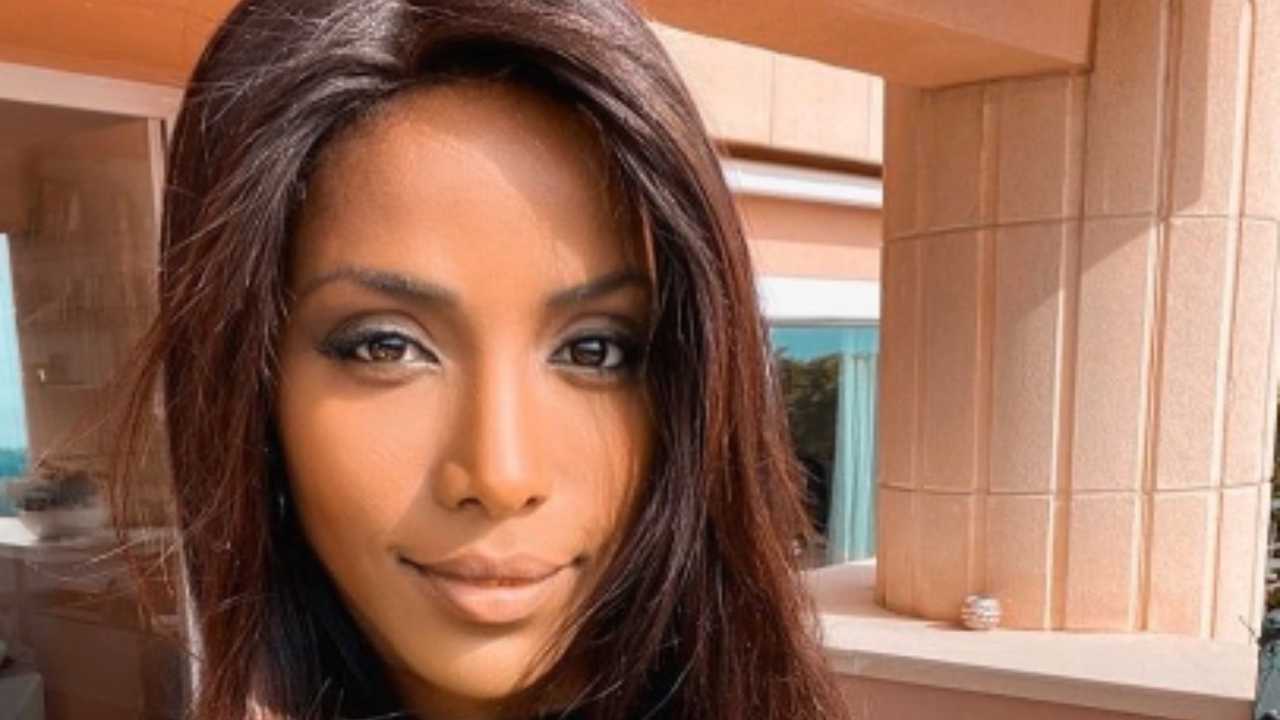 Ainett Stephens da infarto: il seno sta per uscire dalla canottiera, sono enormi Ainett Stephens da infarto: il seno sta per uscire dalla canottiera, sono enormi