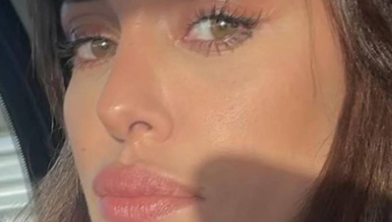 Belen Rodriguez, labbra carnose e espressione malandrina: selfie hot allo specchio