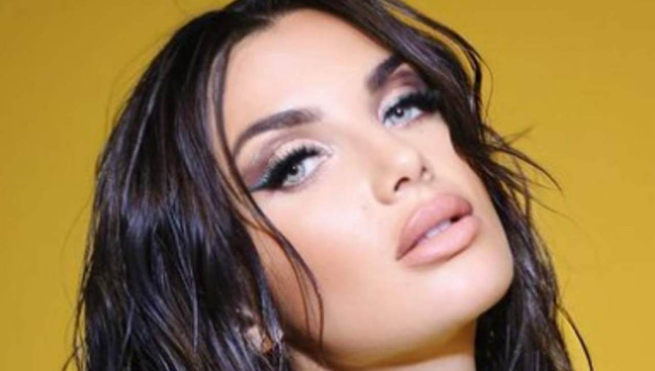 Elettra Lamborghini, che decolleté! Nessuno guarda più il panorama (Foto) Elettra Lamborghini, che decolleté! Nessuno guarda più il panorama (Foto)