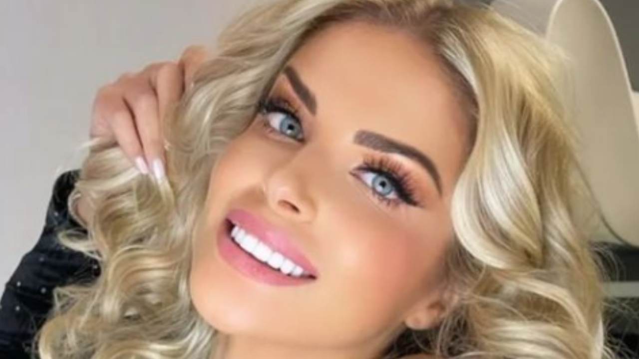 Francesca Cipriani, il vestito sta per esplodere ?: che mine là sotto Francesca Cipriani, il vestito sta per esplodere ?: che mine là sotto