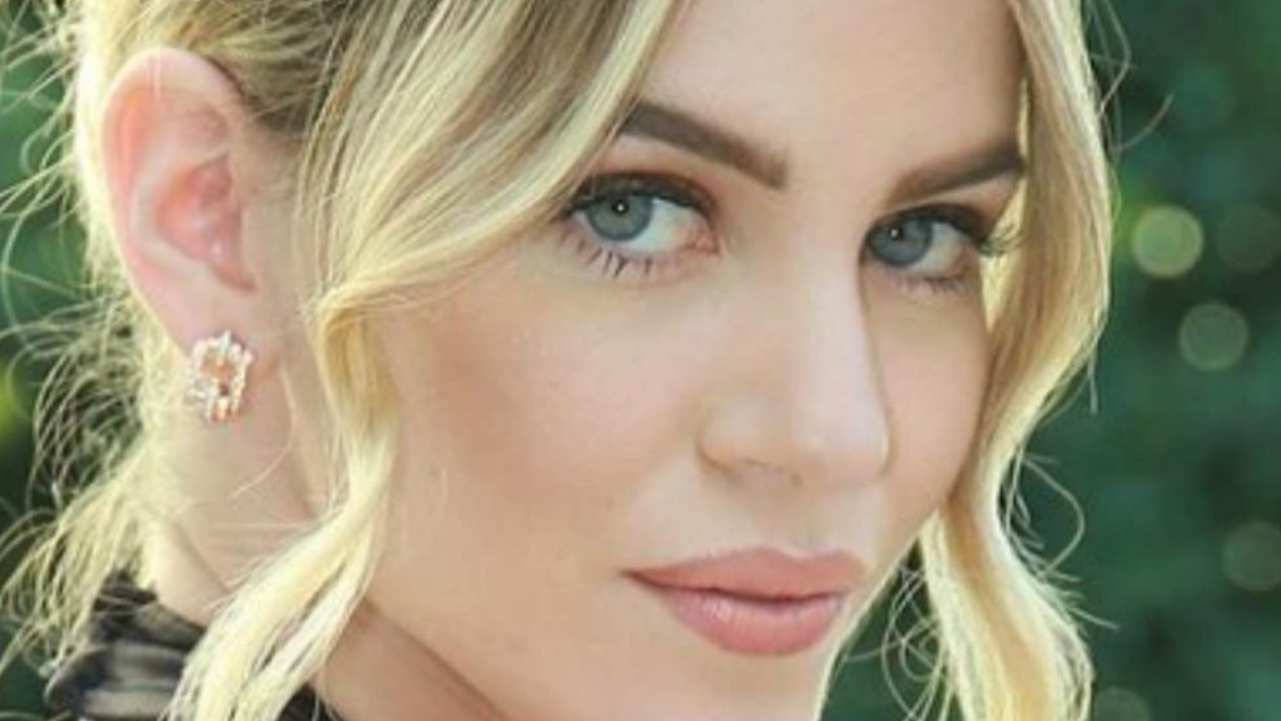 Sara Croce, la passeggiata è da infarto: ecco dove vanno gli occhi dei passanti Sara Croce, la passeggiata è da infarto: ecco dove vanno gli occhi dei passanti