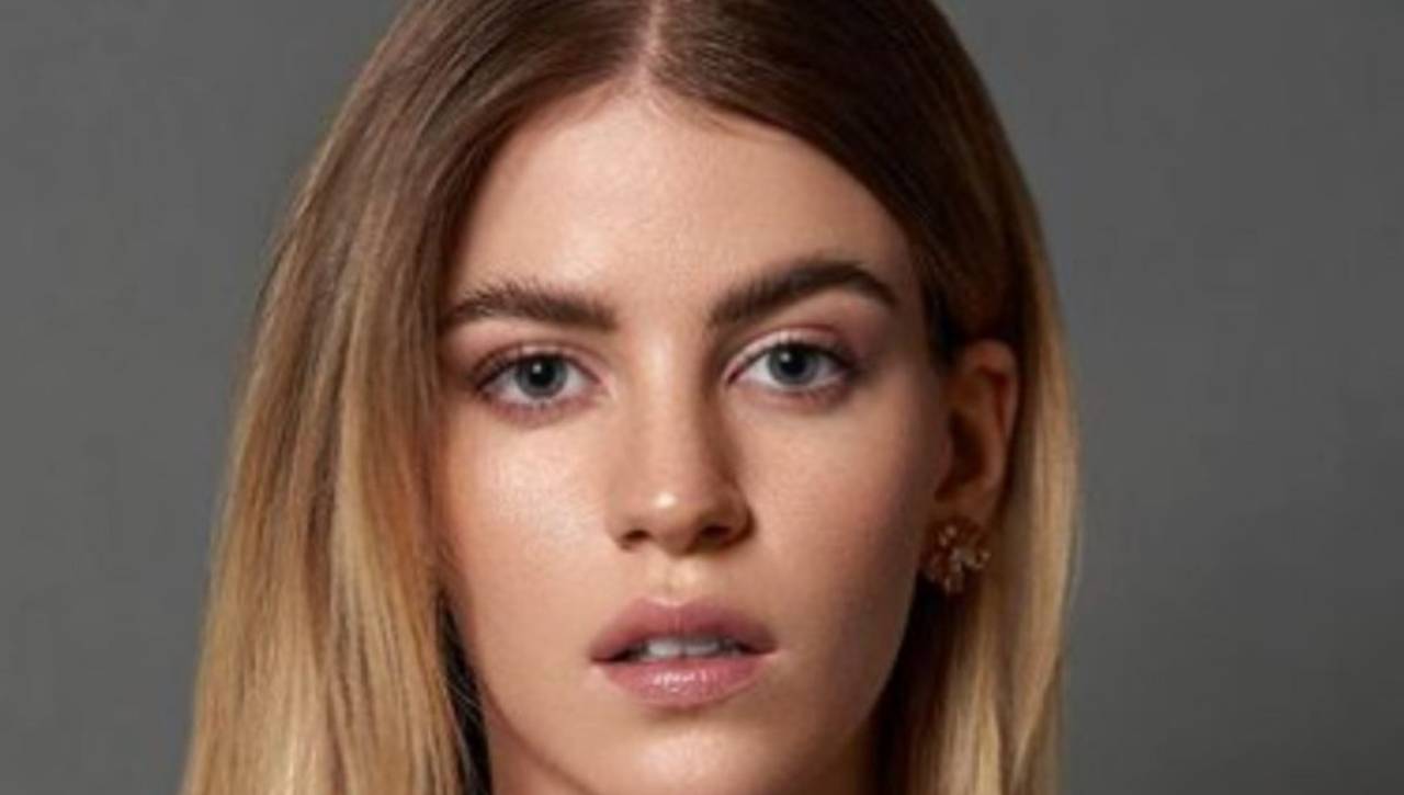 Sara Croce stanno uscendo le forme strabordano sotto il costume