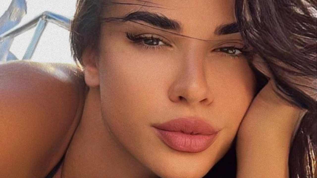 who is? The breast overflows in the stands 2 Ivana Knoll