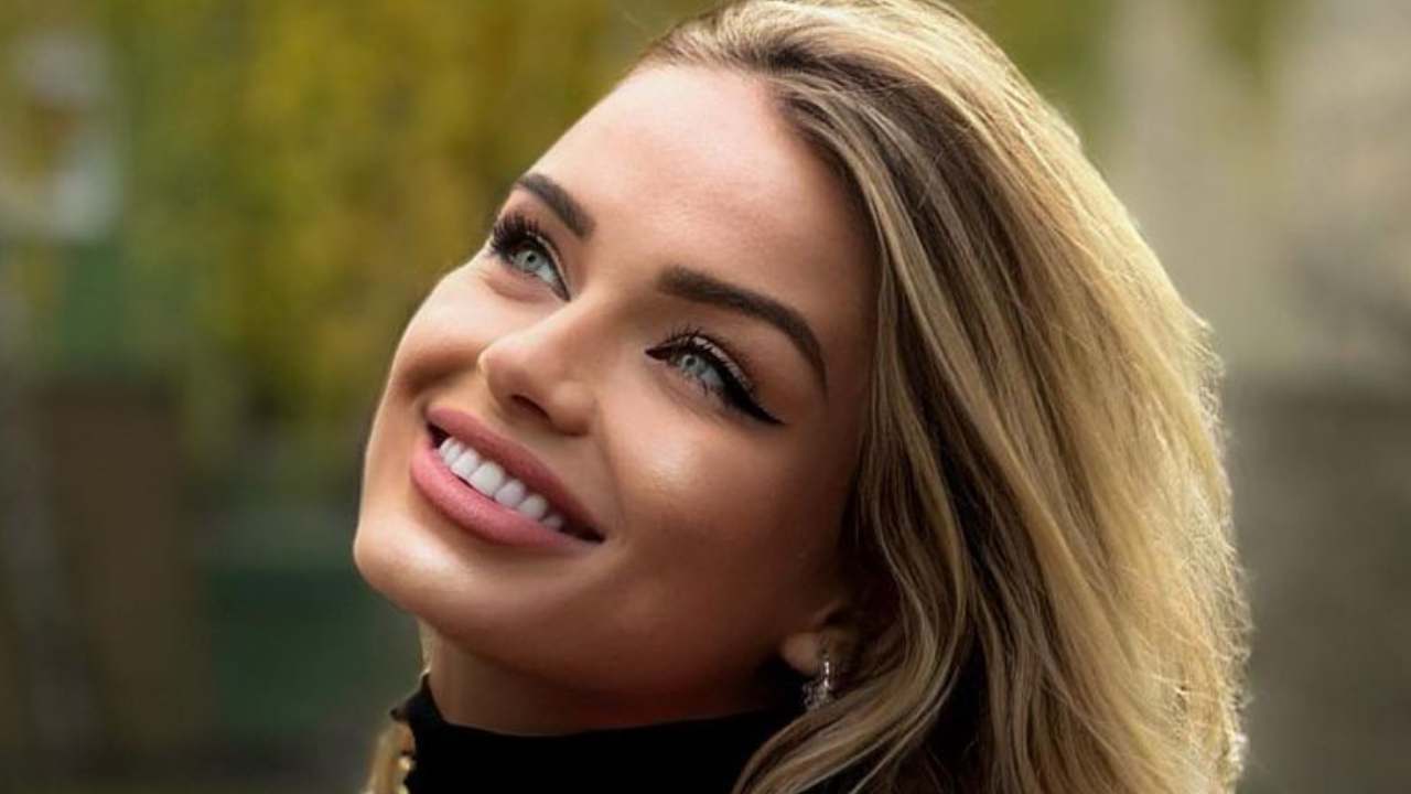 Mercedesz Henger manda un bacio ai follower, ma tutti guardano più in basso Mercedesz Henger manda un bacio ai follower, ma tutti guardano più in basso