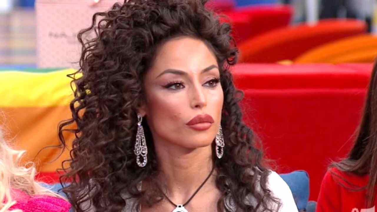 Raffaella Fico, il seno esplode lì dentro: il bikini le contiene appena »  Juve Dipendenza