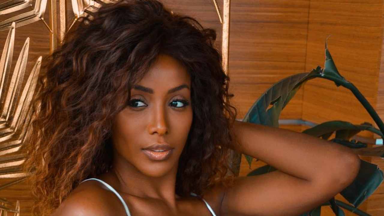 Ainett Stephens sorprende tutti: le gambe occupano tutta la foto Ainett Stephens sorprende tutti: le gambe occupano tutta la foto