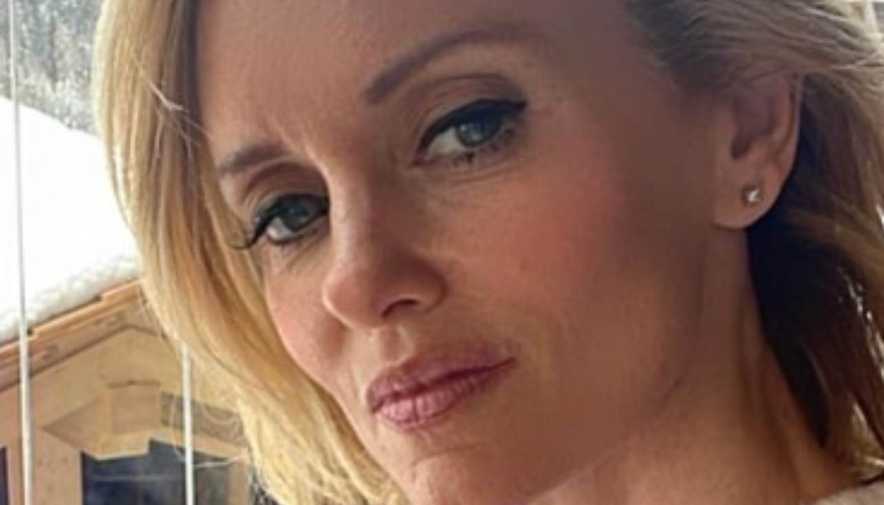 Justine Mattera, le stelline non riescono a coprire tutto: il seno sta per uscire Justine Mattera, le stelline non riescono a coprire tutto: il seno sta per uscire