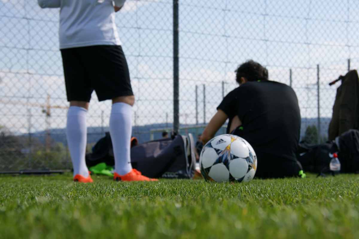 Campo di allenamento con pallone e due persone