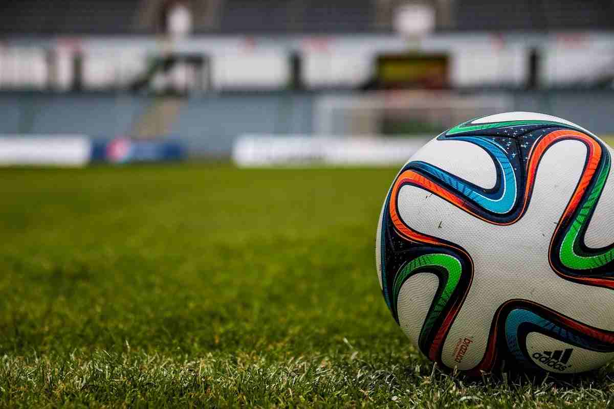 Pallone da calcio sul campo di gioco di uno stadio