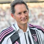 John Elkann cede tutto